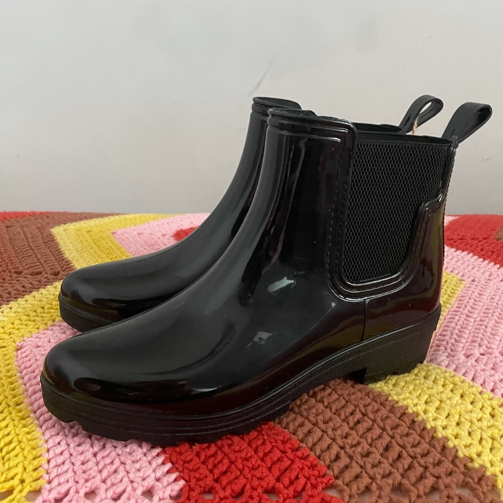 NWT Seven7 Chelsea rain boots.